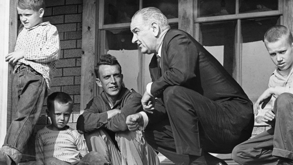 Il presidente Johnson durante una visita a un bracciante agricolo a Martin County, Kentucky, 1964