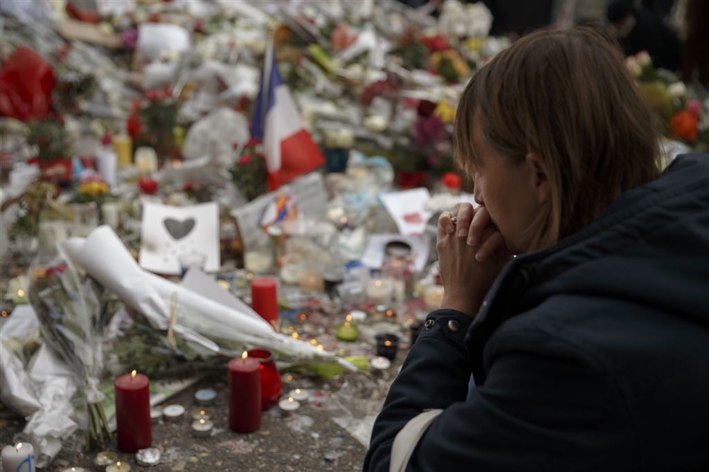 Fiori e candele vicino alla sala da concerti Bataclan a Parigi