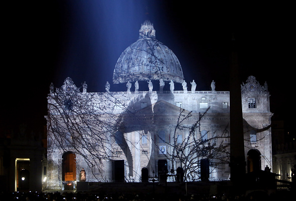 Le immagini proiettate sulla basilica di San Pietro durante l'apertura del Giubileo della Misericordia.